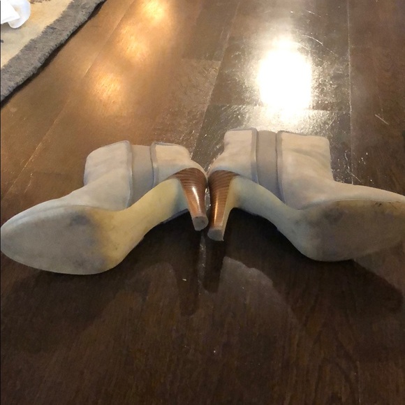 Banana republic light gray suede boot. Size 7.5 - Picture 5 of 5